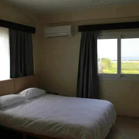 Apartman A Big With A Private Pool/ Havuzlu Genis Ájosz Epíktitosz